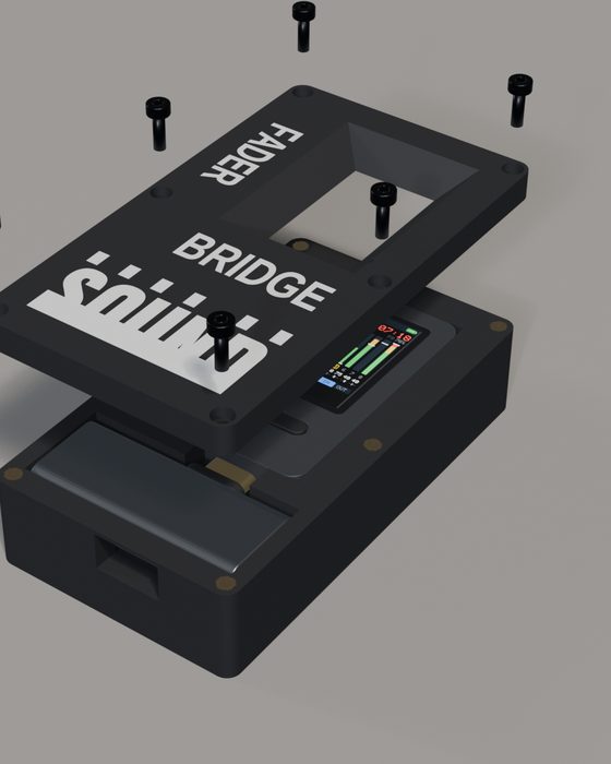 Fader Bridge w rozłożeniu: obudowa, moduł z ekranem, przejściówka USB, pokrywka i śruby